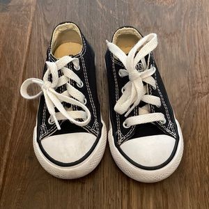 Converse Sneakers. US7